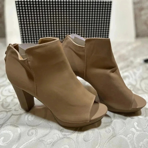 NIB! Stephen Ella back zipper, peekaboo toe, heeled booties size 9 - Picture 2 of 10